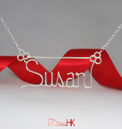 Wire name artist in HK make a Susan wire name necklace out of wires
