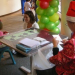 Portrait cutout can suit any theme party from Christmas, Easter to Chinese New Year events.