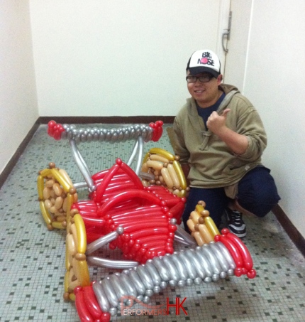 Hong Kong Roving balloons twister with his Red and sliver balloons race car for a corporate event 