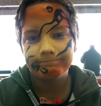 A great facepainter in HK drew a lion face paint for the guests in a funfair event in Hong Kong.