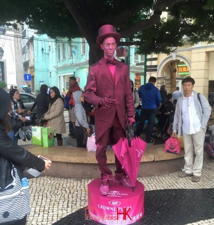 Living statue in a shopping center in Hong Kong