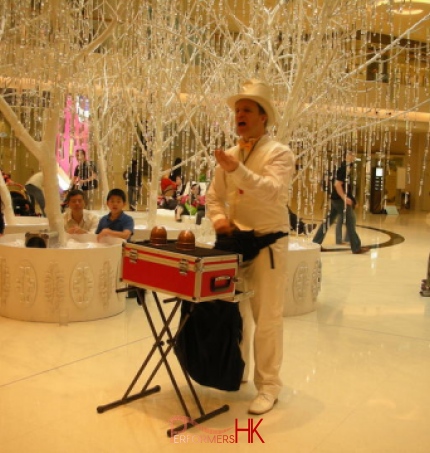 HK magician performing roving magic at a corporate event at festival walk 