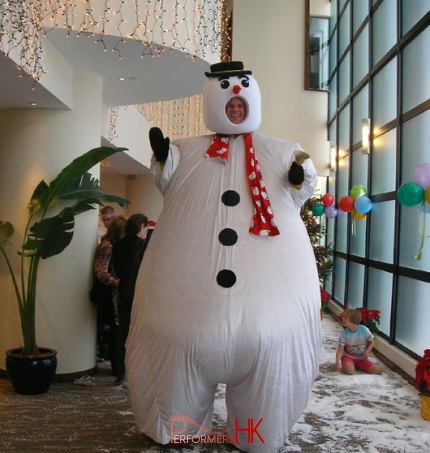 snowman at entrance of 109 repulse bay christmas party by the club house