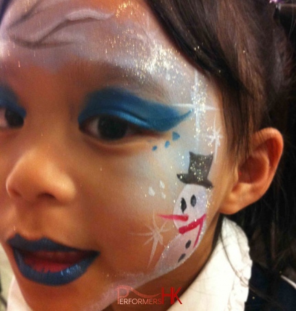 Face painter in Hong Kong paint a Xmas themed face paint for a little girl at Christmas corporate event