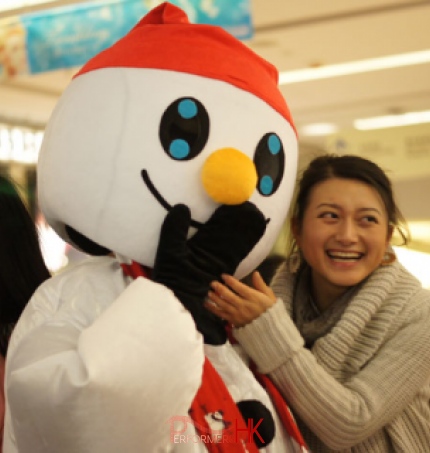 Snowman Xmas mascot laughing in SOGO shopping center with a shopper