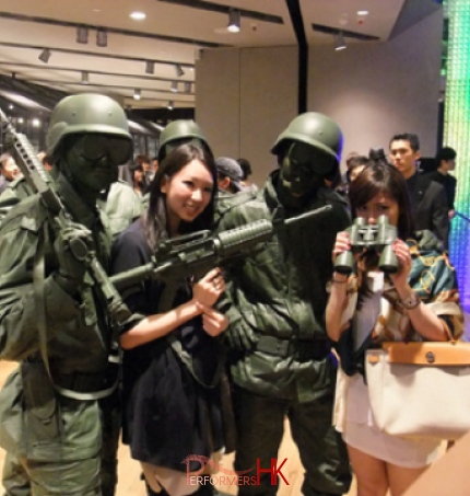 Toy soldier living statues pose with guest in corporate event
