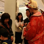 Choi Sun giving out Lai See at Causeway Bay Sogo.