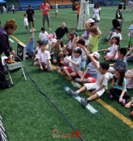 Hong Kong Stage magic entertainer ask one of the audience to be his assistant and lots of kids have put the hand up and wish to be choose at corporate family fun day