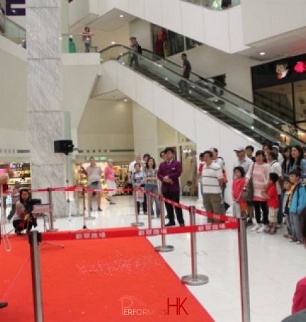 Magician in Hong Kong performing magic with rope at the corporate event in New Jade Shopping Arcade