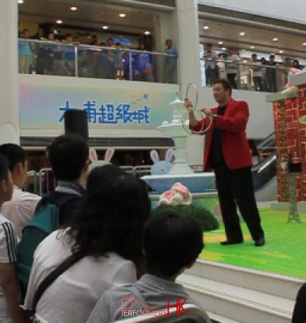 Magician performing three linking rings at a corporate event in Tai Po Mage Mall Hong Kong 
