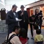 Two professional theater actors will lead the little detectives to solve the chocolate bunny missing case.