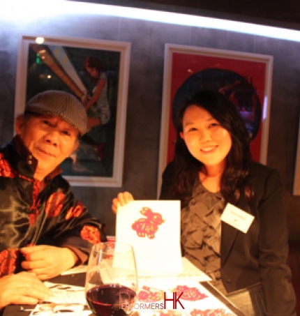 The artist in Hong Kong taking picture with the guest and the rabbit  Chinese zodiac cutting at a corporate annual dinner