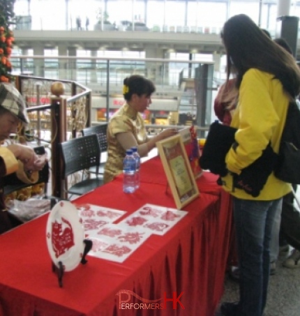 Artist in Hong Kong cutting Chinese zodiac to the guest at a corporate function 