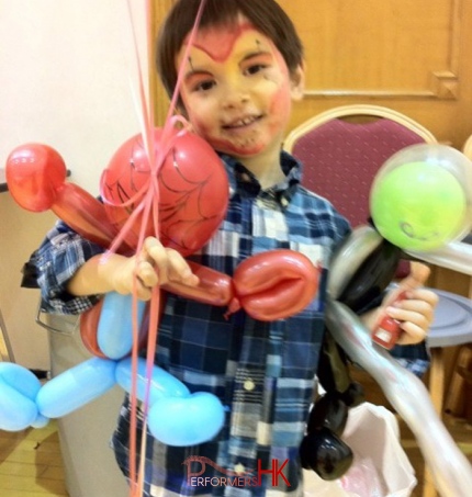 Roving balloons twister in Hong Kong Twisted a spider man and Alien balloons for a little boy at a corporate family event