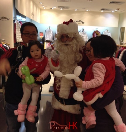 Santa walking around meeting patrons in shopping mall