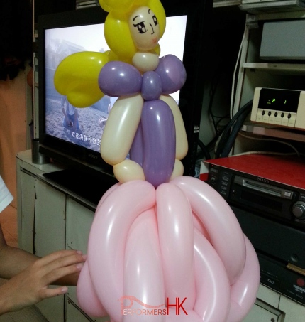 Hong Kong roving magician twisted a balloon princess sample which wearing purple and pink dress for a corporate event