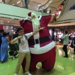 giant santa posing with guest at taiko plaza christmas event