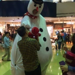 giant snowman at taikoo plaza in hong kong