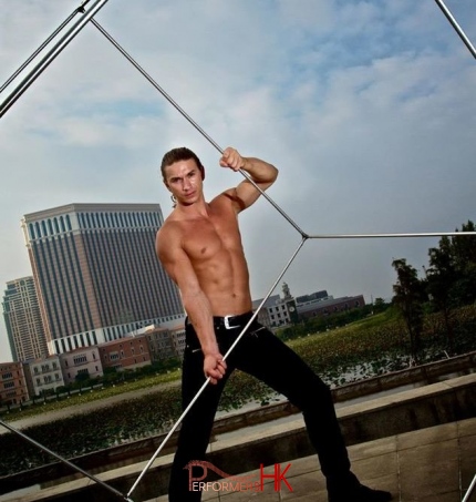 An Acrobat performer posing with his cube before the corporate event start.