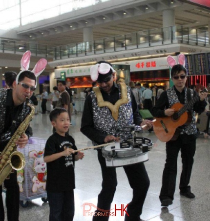Hong Kong roving magician taking picture with the audience at a the HKIA Easter event