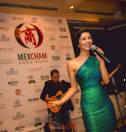 Yamilete in green dress on stage at Mexcham event 