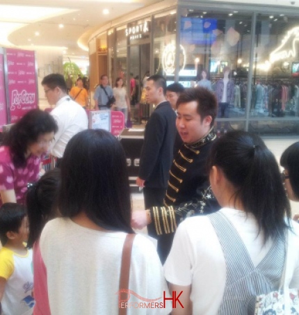 Magic doing tricks in shopping mall in Hong Kong