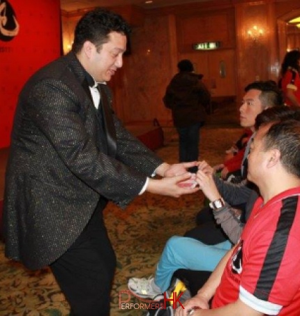 Magician performing walk around card magic at Hong Kong Regal Hotel for a corporate event after Standard Chartered Hong Kong Marathon