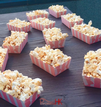 Sweet pop corn in container 