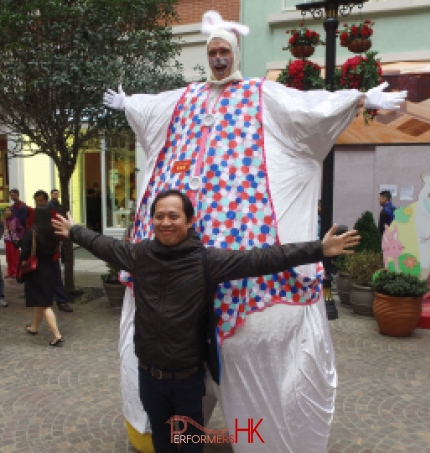 Man takes picture with giant Easter bunny in Hong Kong