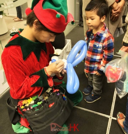 balloon elf at hkia hong kong twisting balloons for kid waiting for christmas event hong kong Balloons Elf