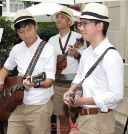 musicians wearing white top and straw hat playing live music in hong kong, lee tung avenue