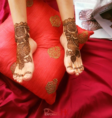 event hire henna artist in hong kong, lady with henna on feet 