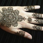 Henna artist work on guets hand this type of design will take 8 mins 