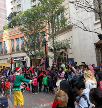 juggler in Hong Kong Lee tung avenue doing a street show