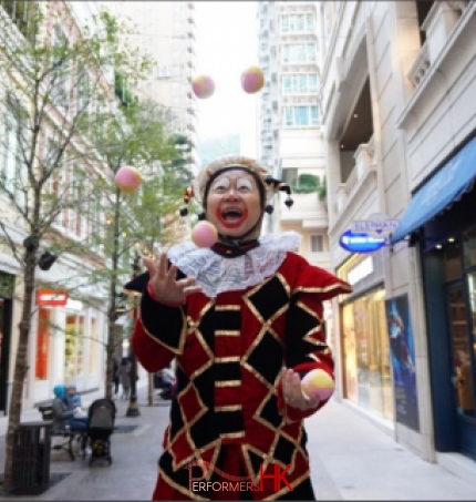 Hong kong perfomer juggling in stilts costume