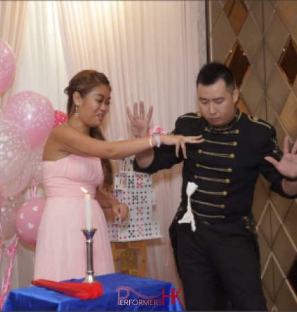 Girl in pink dress interaction magic with magician hk wedding event