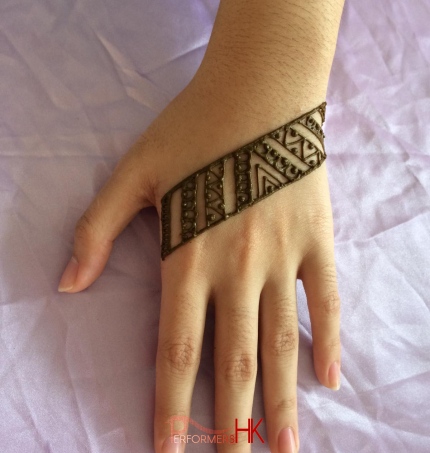 henna artist draw on hand