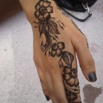 henna on hand with modern style design