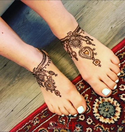 modern style henna tattoo