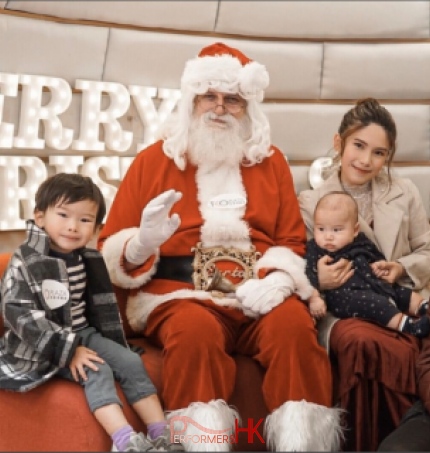 tko plaza performance with santa hk performer santa martin