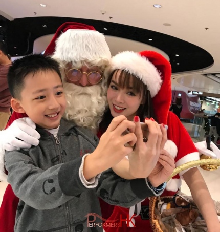 santa pete taking picture with santa girl and child selfie