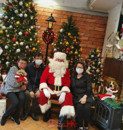 Santa Floss with group and pets taking Christmas photos