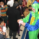 Clown Anson making a balloon for the little guest.