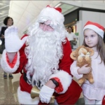 Santa Dave @ HKIA with a little girl during Christmas