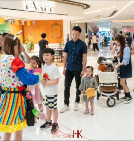 queues forming shoppers waiting patiently for Cory to twist her excellent balloons